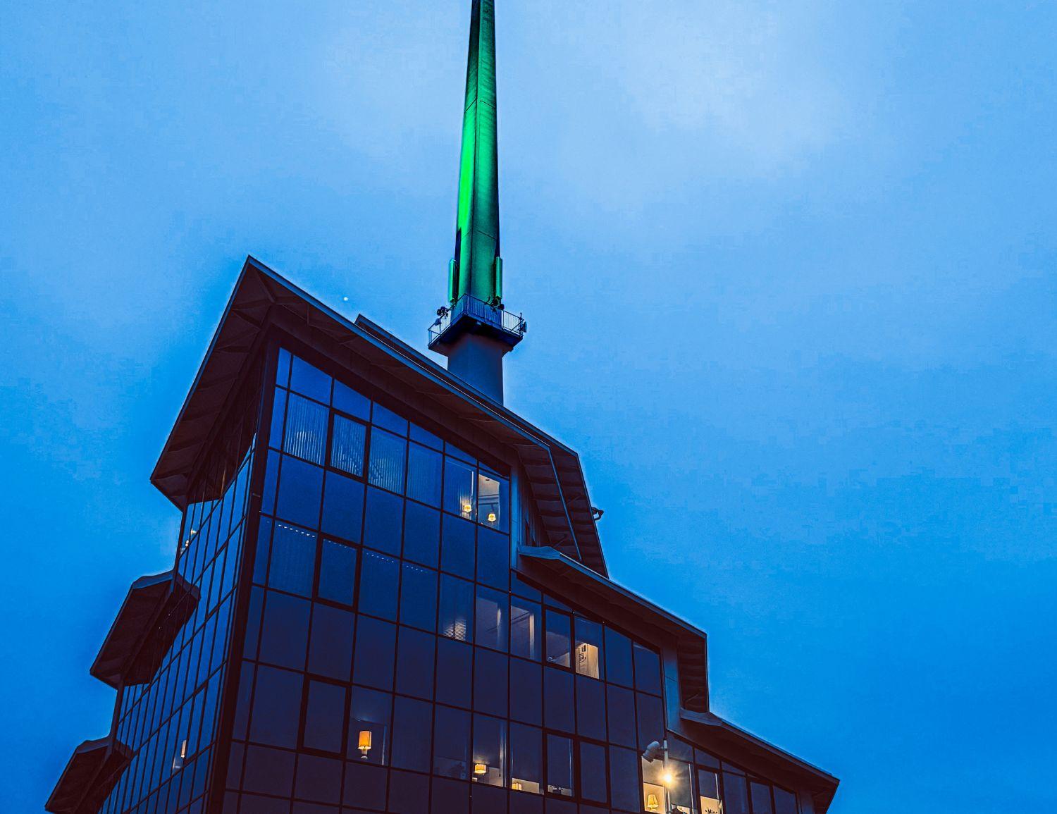 Acusticumspiran Acusticumspiran lyser grönt i höstnatten.