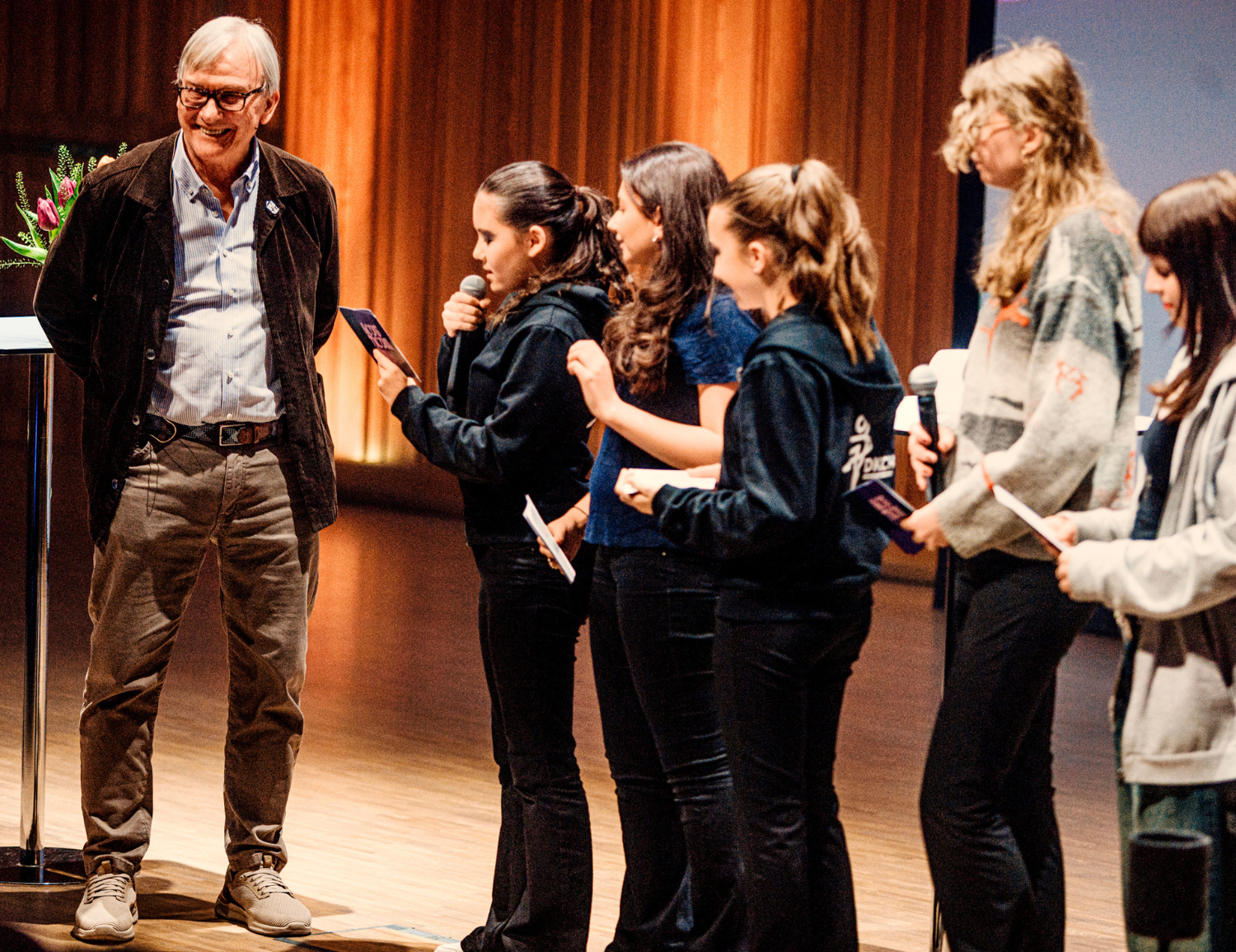 1 Klas Bergling, grundare av Tim Bergling Foundation på scenen tillsammans med ungdomar från Piteå.