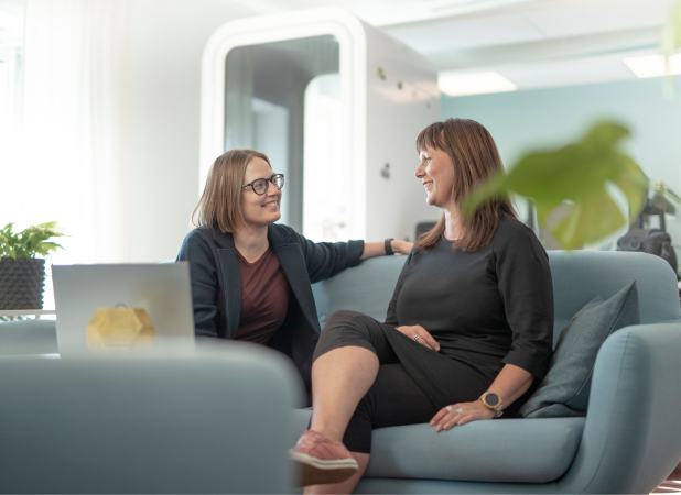 Greta Wimander, innovationsledare och Katarina Selin, koordinator på Piteå Science Park, samtalar i soffa.