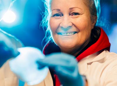 Kristiina Oksman forskare på LTU, har tagit fram ett plåster som är gjort av cellulosa och håller här på bilden fram det.