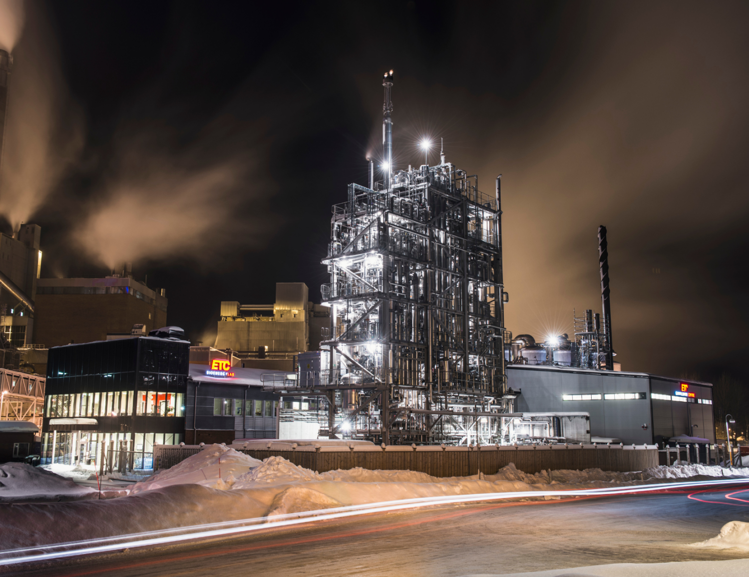 Kvällsvy på forskningscentrum inom biobaserad industri och solenergi vid Smurfit Kappa.