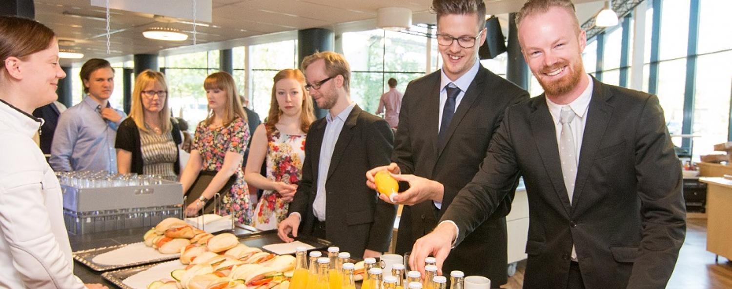 Andreas-Uneby-930x450.jpg Bild på examensfrukost på restaurang 2kök.