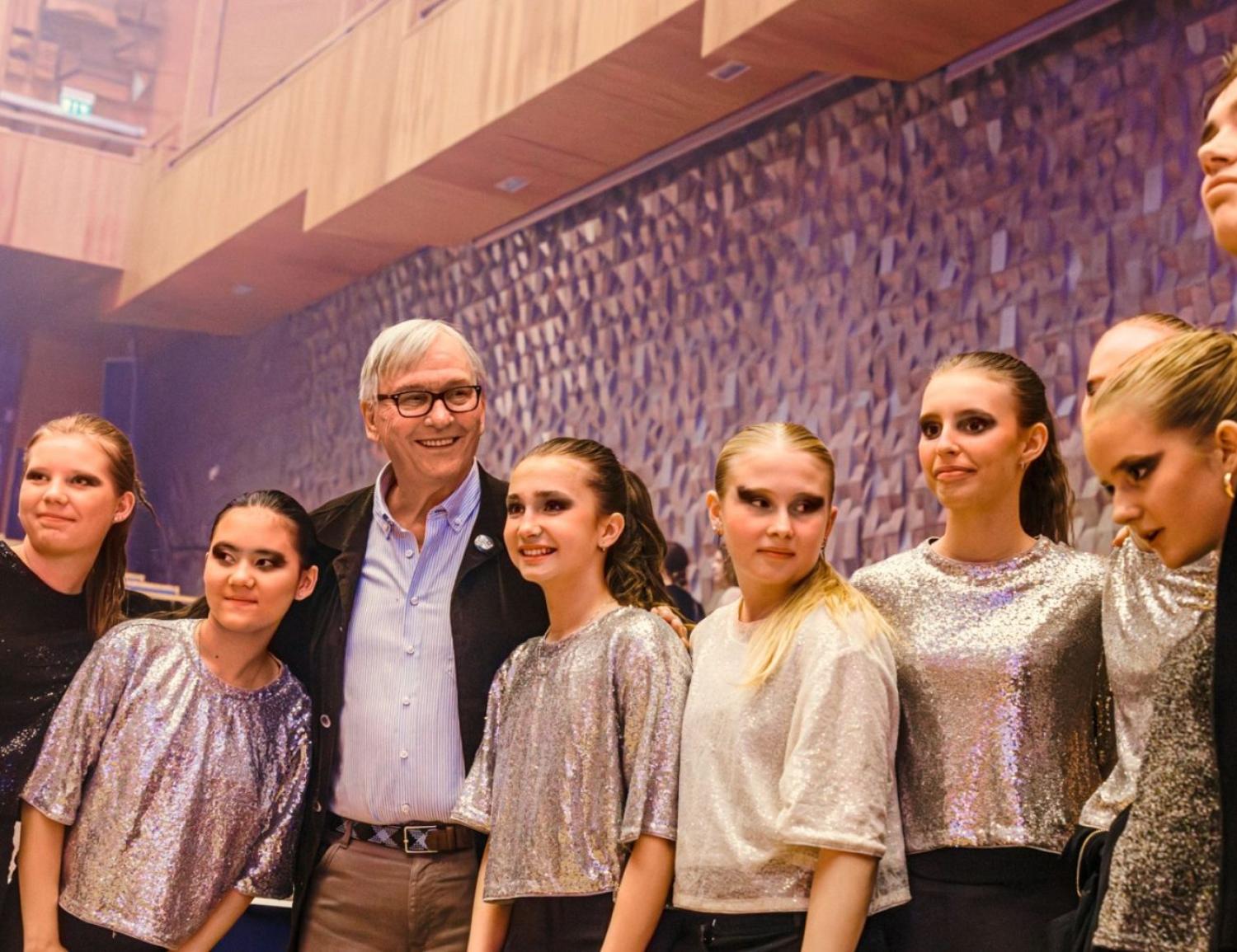 För ett bättre Piteå Klas Bergling, grundare av Tim Bergling Foundation tillsammans med ungdomar från Studio Dansa och Christinaskolans dansklass.