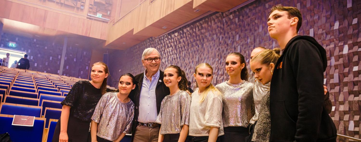 För ett bättre Piteå Klas Bergling, grundare av Tim Bergling Foundation tillsammans med ungdomar från Studio Dansa och Christinaskolans dansklass.