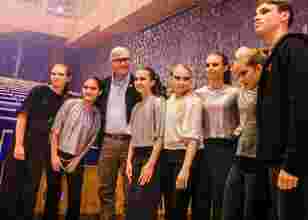 Klas Bergling, grundare av Tim Bergling Foundation tillsammans med ungdomar från Studio Dansa och Christinaskolans dansklass.