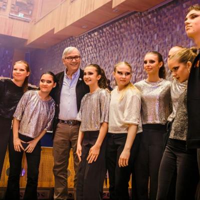 Klas Bergling, grundare av Tim Bergling Foundation tillsammans med ungdomar från Studio Dansa och Christinaskolans dansklass.