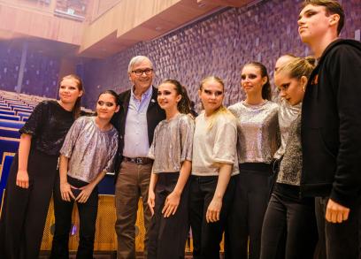 För ett bättre Piteå tillsammans med unga width= Klas Bergling, grundare av Tim Bergling Foundation tillsammans med ungdomar från Studio Dansa och Christinaskolans dansklass.