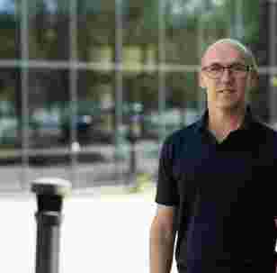 Henrik Bucht vd på Piteå Science Park framför Acusticumhuset