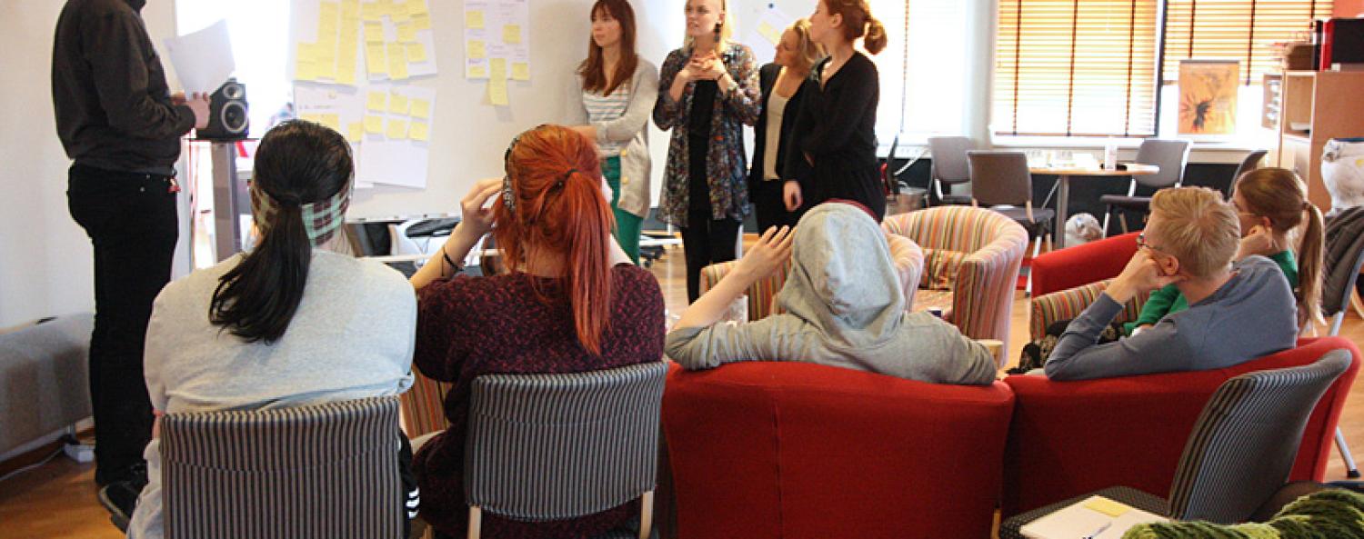 ii_bild-workshop-130220.jpg Bild på workshop med post-it lappar.