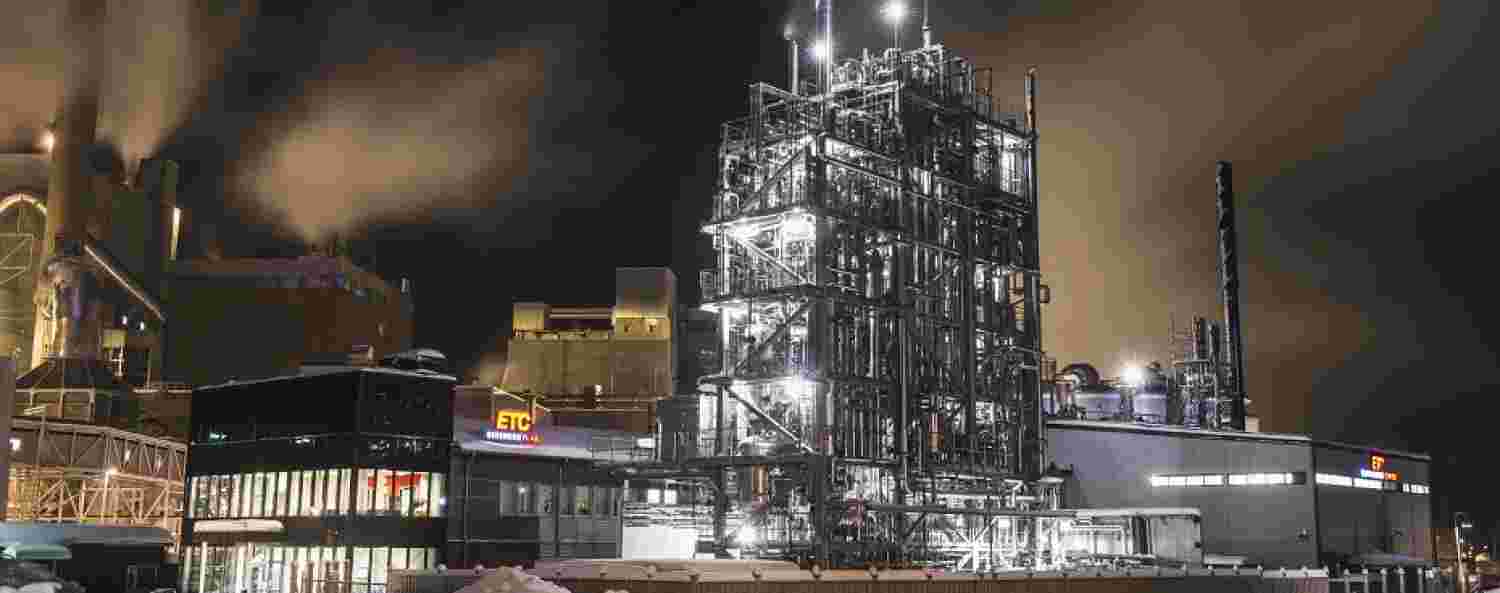 Kvällsvy på forskningscentrum inom biobaserad industri och solenergi vid Smurfit Kappa.