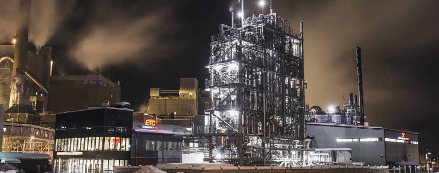 Industrivägen-930x450.jpg Kvällsvy på forskningscentrum inom biobaserad industri och solenergi vid Smurfit Kappa.