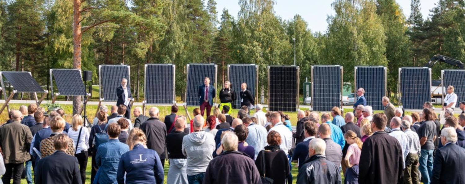 konferensdeltagare-ute-930x450.jpg Bild på invigning av solcellsparken Solvåg.