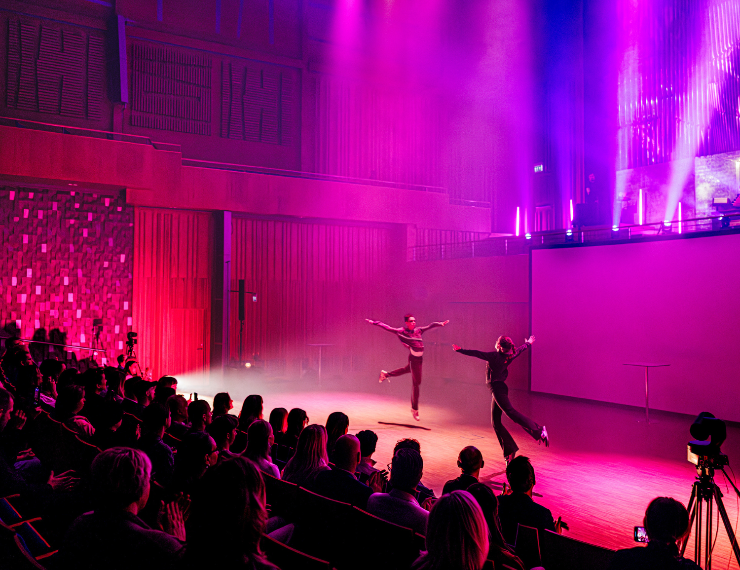Ungdomar från Studio Dansa och Christinaskolans dansklass uppträder i stora salen.