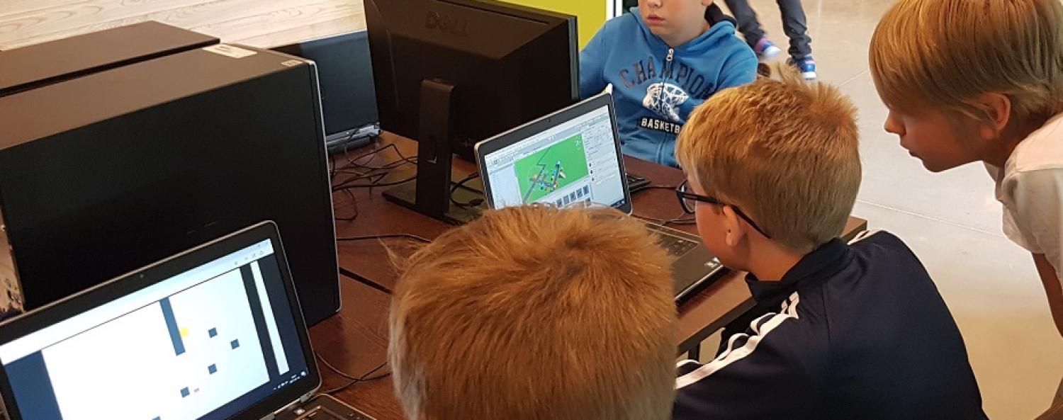 maker3930x450.jpg Bild på barn som spelar på datorer.