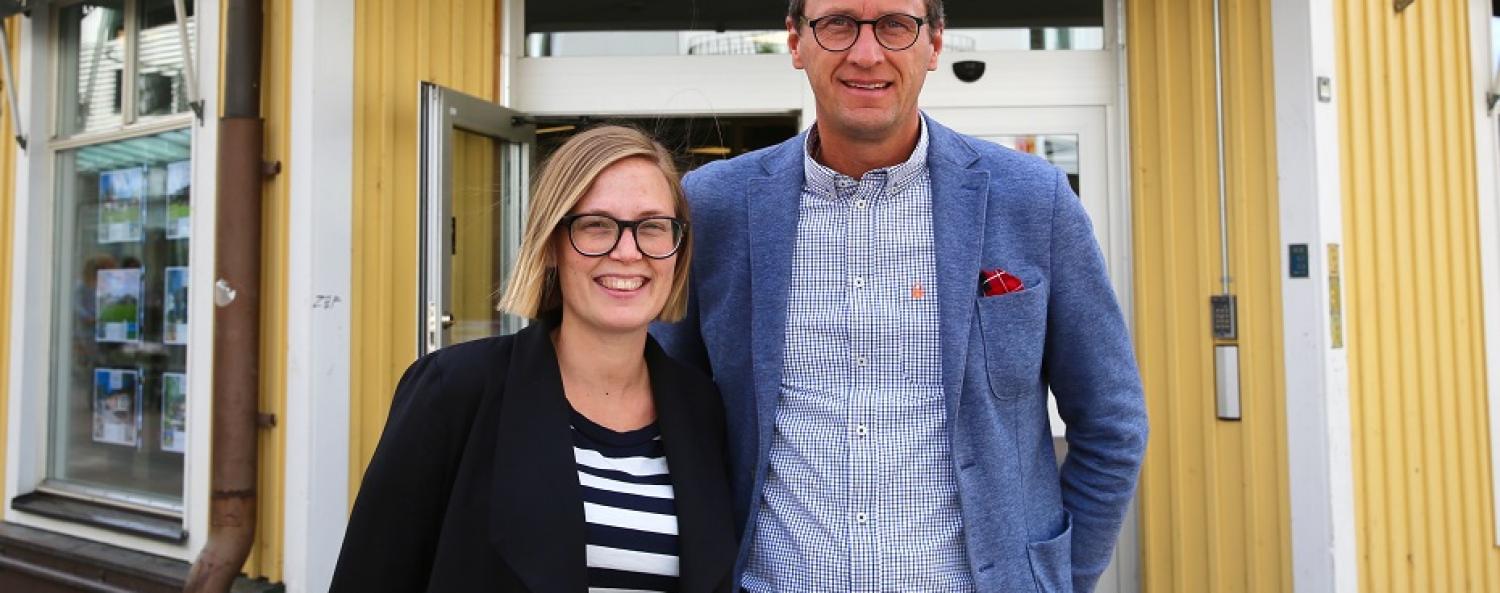 Microlån-930x450.jpg Bild på Greta Wimander, innovationsledare och Thomas Nordberg, kontorschef på Sparbanken Nord.