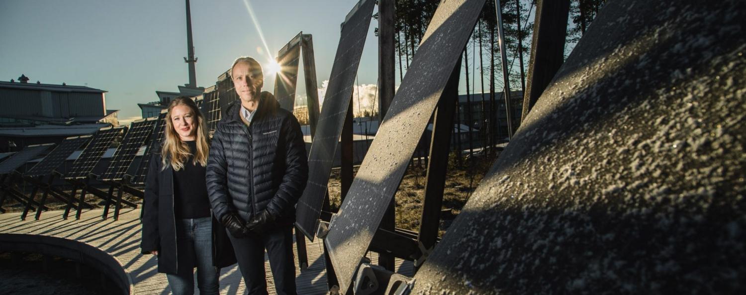 Arctic Solar Linnea Assmundson från Piteå Science Park och Jörgen Andersson Strand från PiteEnergi vid den unika forskningsanläggningen Solvåg