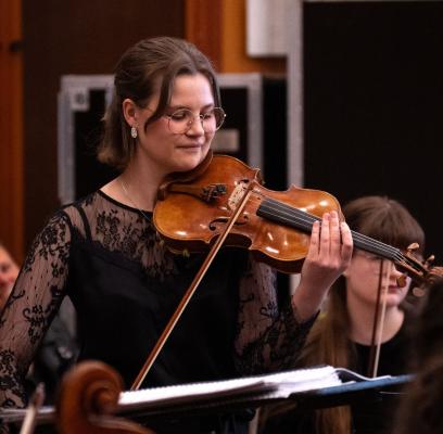 Norrbottens Ungdomssymfoniker konsertmästare width= Märta Andersson Björklund, violinist och konsertmästare.