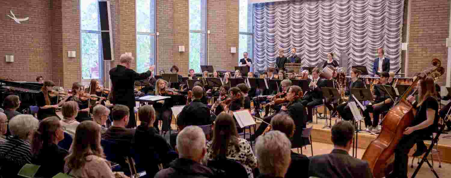Norrbottens Ungdomssymfoniker spelar i Musikhögskolans aula.