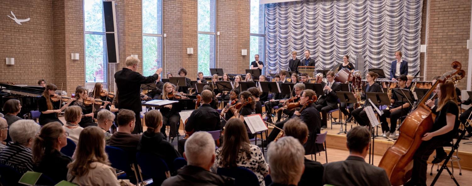 Norrbottens Ungdomssymfoniker Norrbottens Ungdomssymfoniker spelar i Musikhögskolans aula.