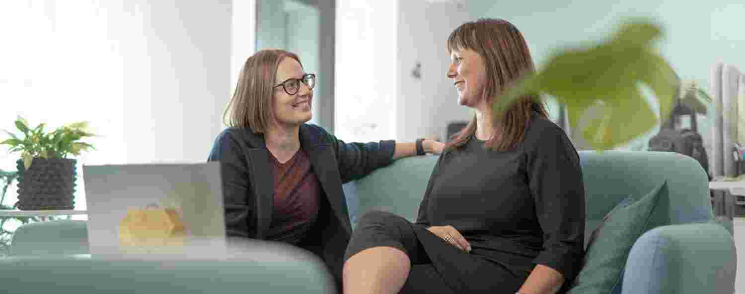 Greta Wimander och Katarina Selin på Piteå Science Park samtalar i soffa.
