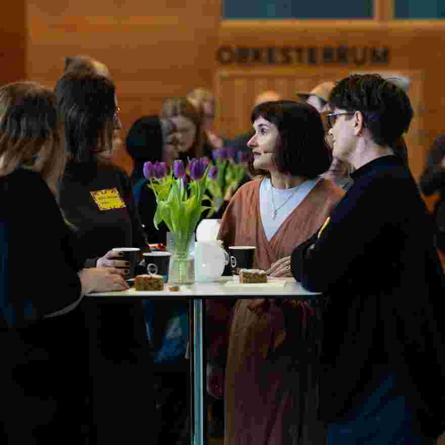 Fredrika johansson, projektledare Piteå Science Park samtalar med samarbetspartners under eventet Creative talk.