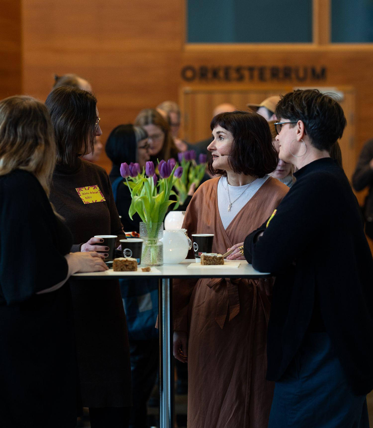 Fredrika Johansson, Piteå Science Park Fredrika johansson, projektledare Piteå Science Park samtalar med samarbetspartners under eventet Creative talk.