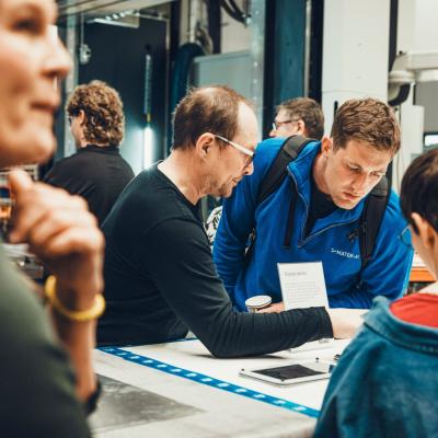 Samverkansarena fiberkomposit Piteå Samverkansarena Fiberkomposit samlar företag, akademi och forskningsinstitut för att driva innovation och hållbara lösningar inom fiberkomposit. Målet är att stärka branschen och locka nya verksamheter till Piteå och norra Sverige