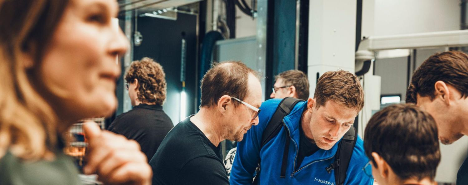 Samverkansarena Fiberkomposit Företag, forskare och innovatörer i samtal under ett möte i Piteås innovationsmiljö för fiberkompositer.