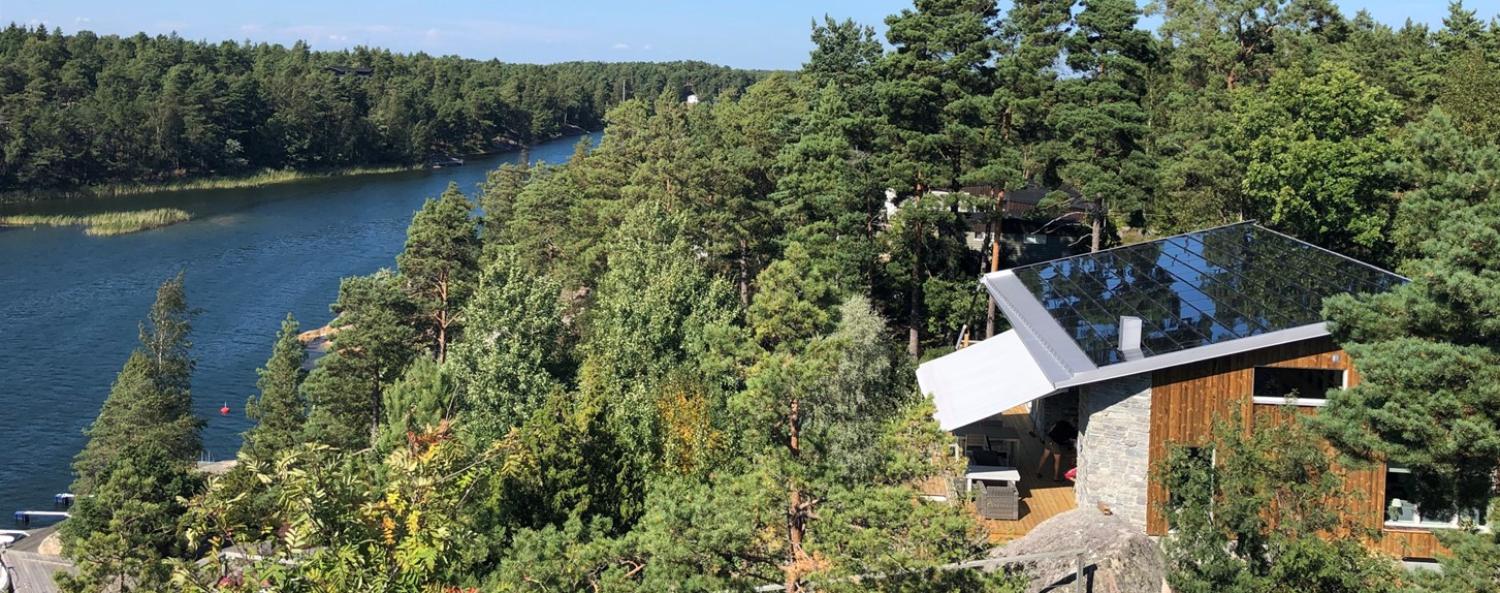 soltech-roof-930-x450.jpg Bild på hustak av solpaneler från Soltech RooF.