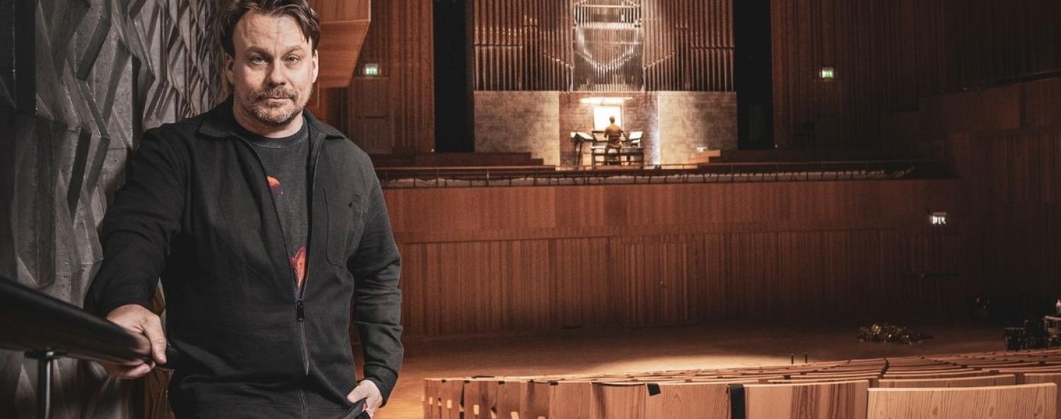 studioacusticum.jpg Bild på Roger Norén, konserthuschef på Piteå Science Park.