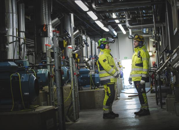 Sunpine-29 Bild på två medarbetare på Sunpine (SunPine AB, beläget på Haraholmen i Piteå, driver världens största anläggning för tillverkning av råtalldiesel) ©Kråkullen