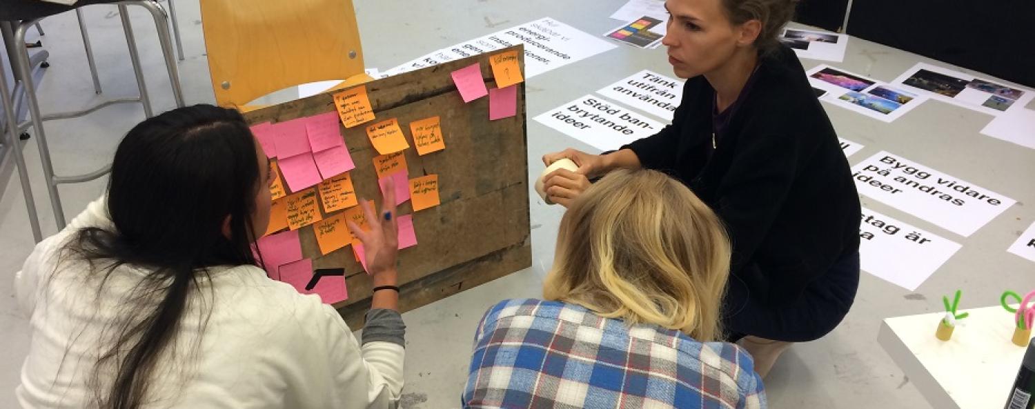 workshop-930x450.jpg Bild på workshop med post-it lappar.